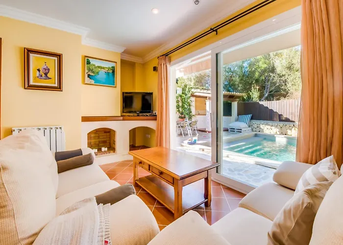 House With Pool Near The Beach